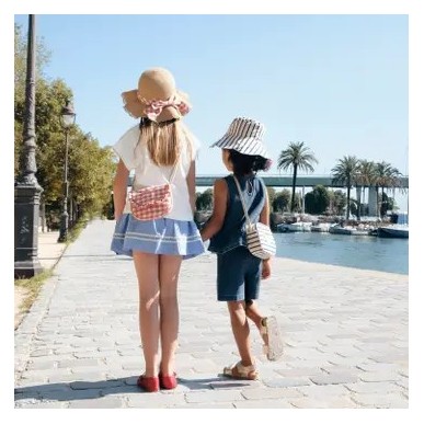 chapeau-floral-printemps-été-fille-vacances-plage-piscine